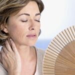 mulher com fogachos no climatério e menopausa