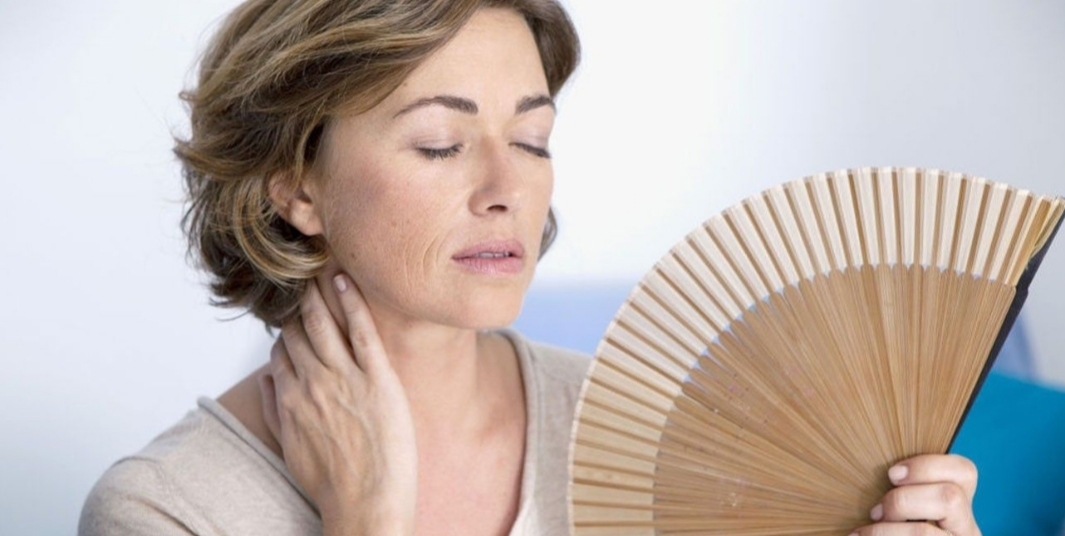 mulher com fogachos no climatério e menopausa